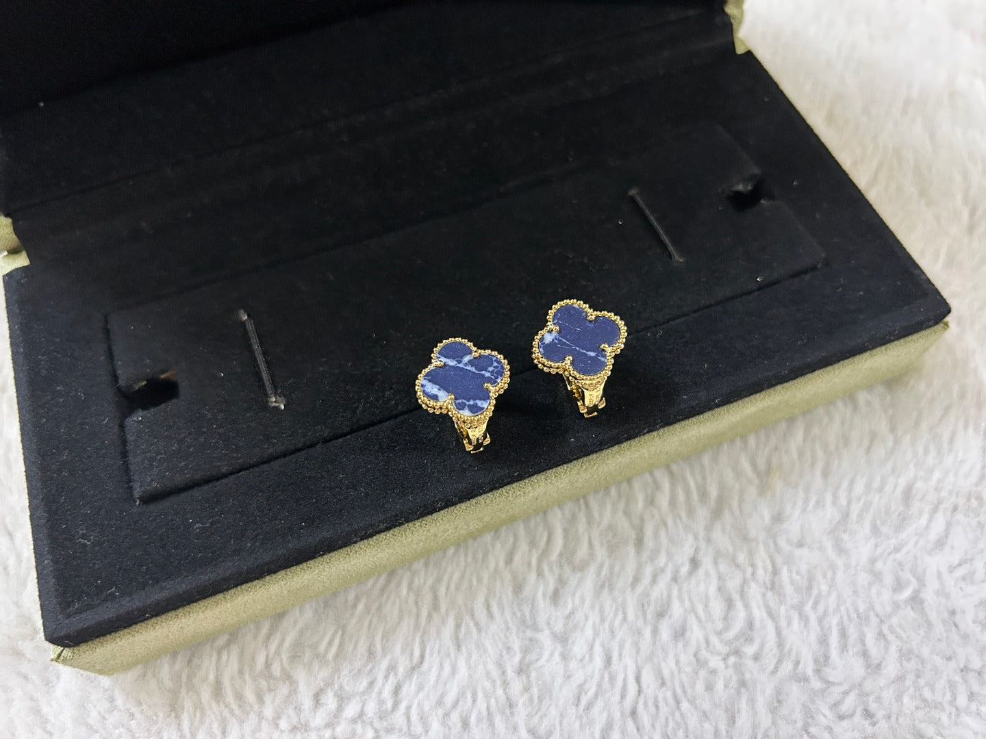 [Perla Lux]CLOVER PIETERSITE MEDIUM STUD EARRINGS