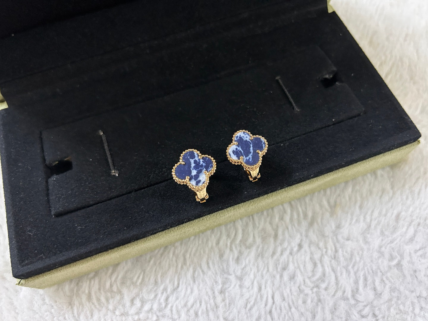 [Perla Lux]CLOVER PIETERSITE MEDIUM STUD EARRINGS