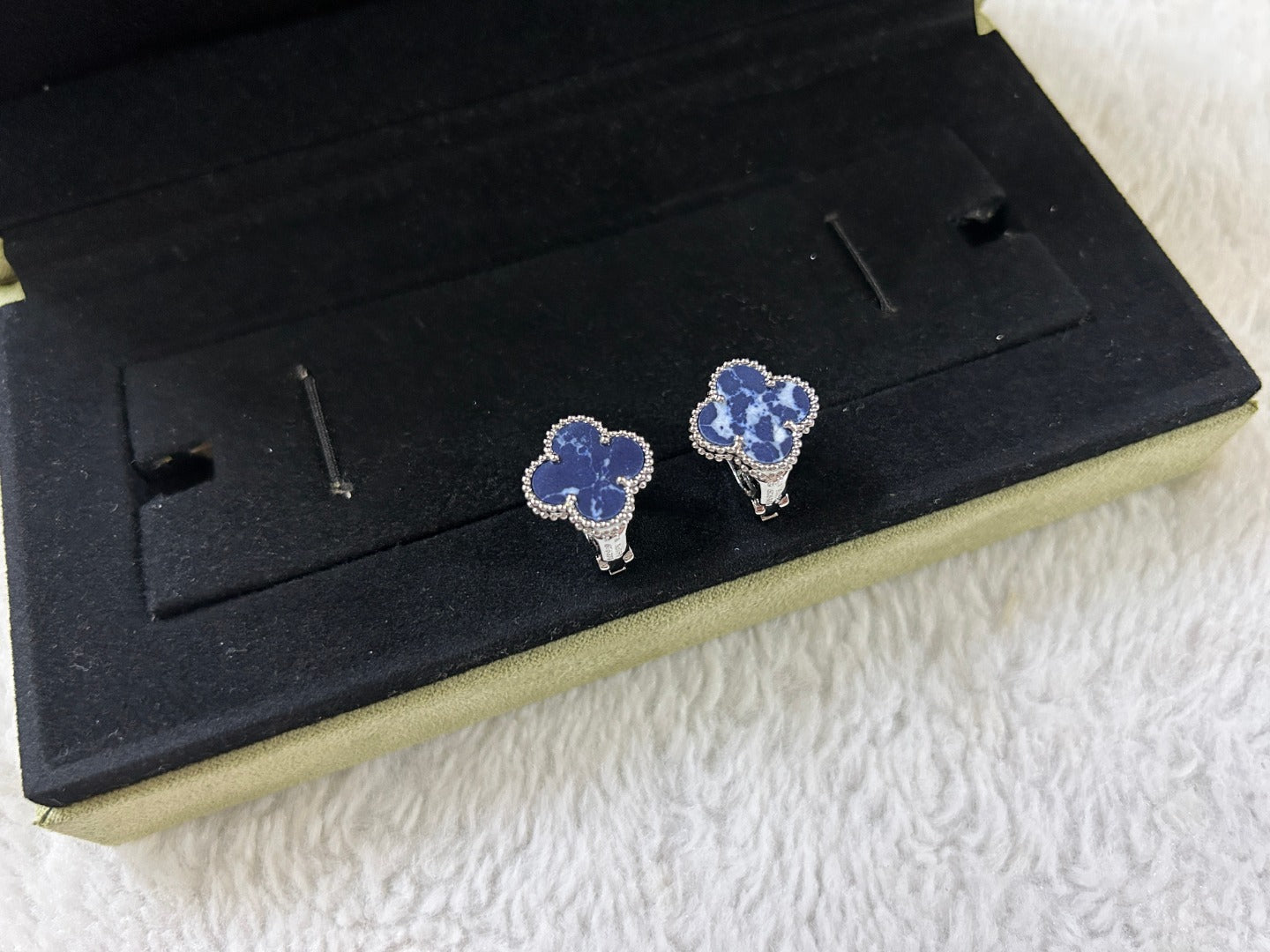 [Perla Lux]CLOVER PIETERSITE MEDIUM STUD EARRINGS