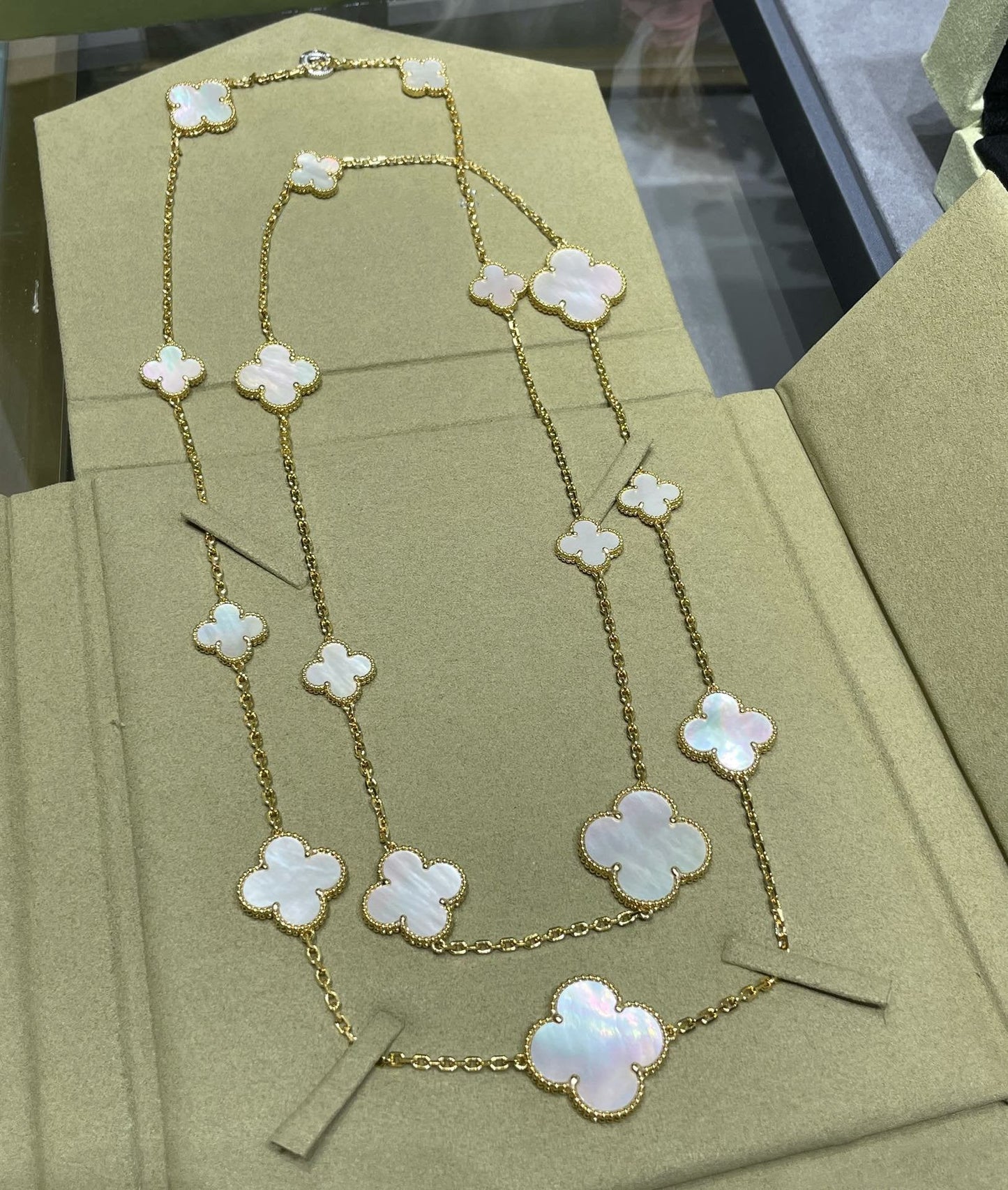 [Perla Lux]CLOVER 16 MOTIF WHITE MOP GOLD NECKLACE