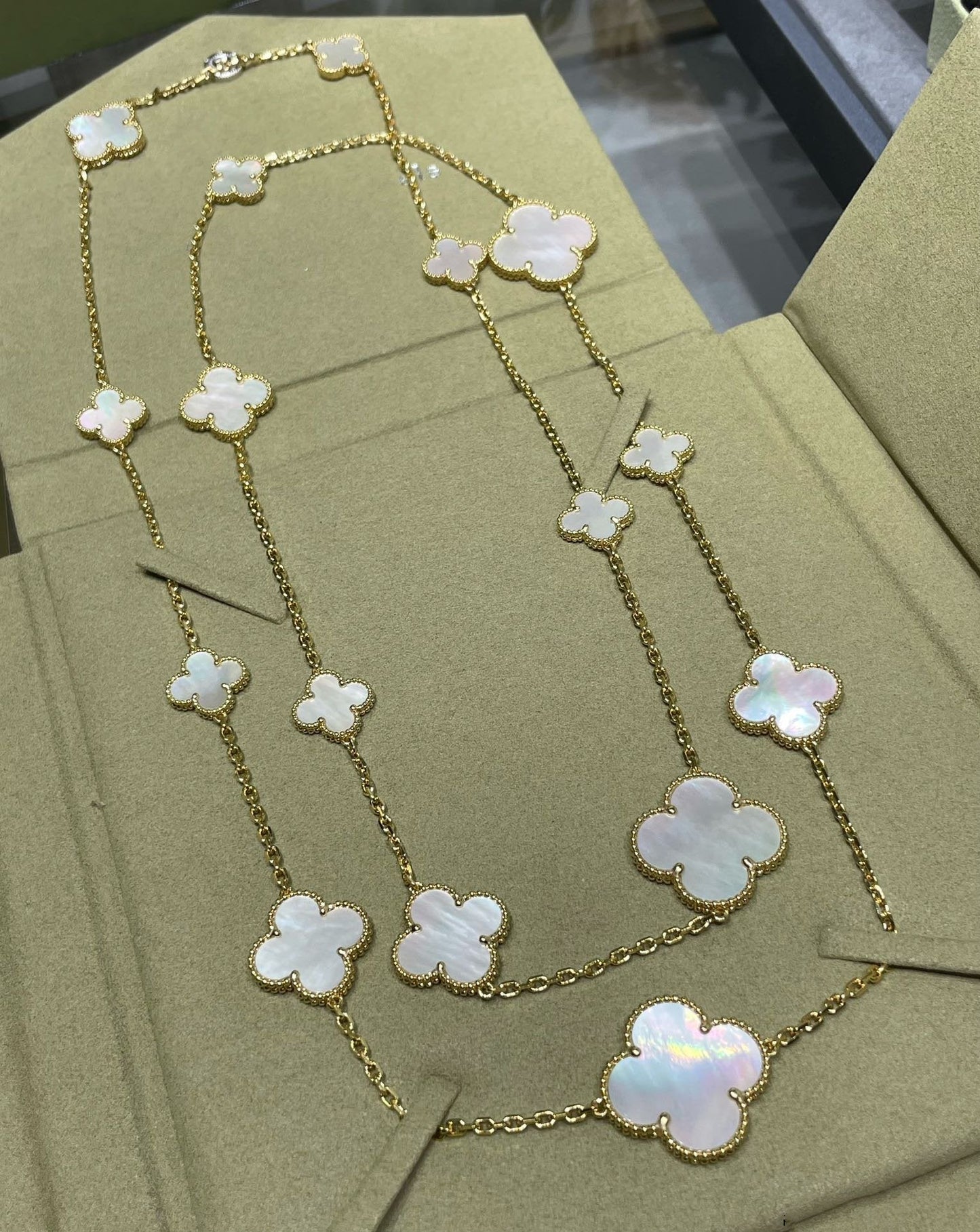 [Perla Lux]CLOVER 16 MOTIF WHITE MOP GOLD NECKLACE