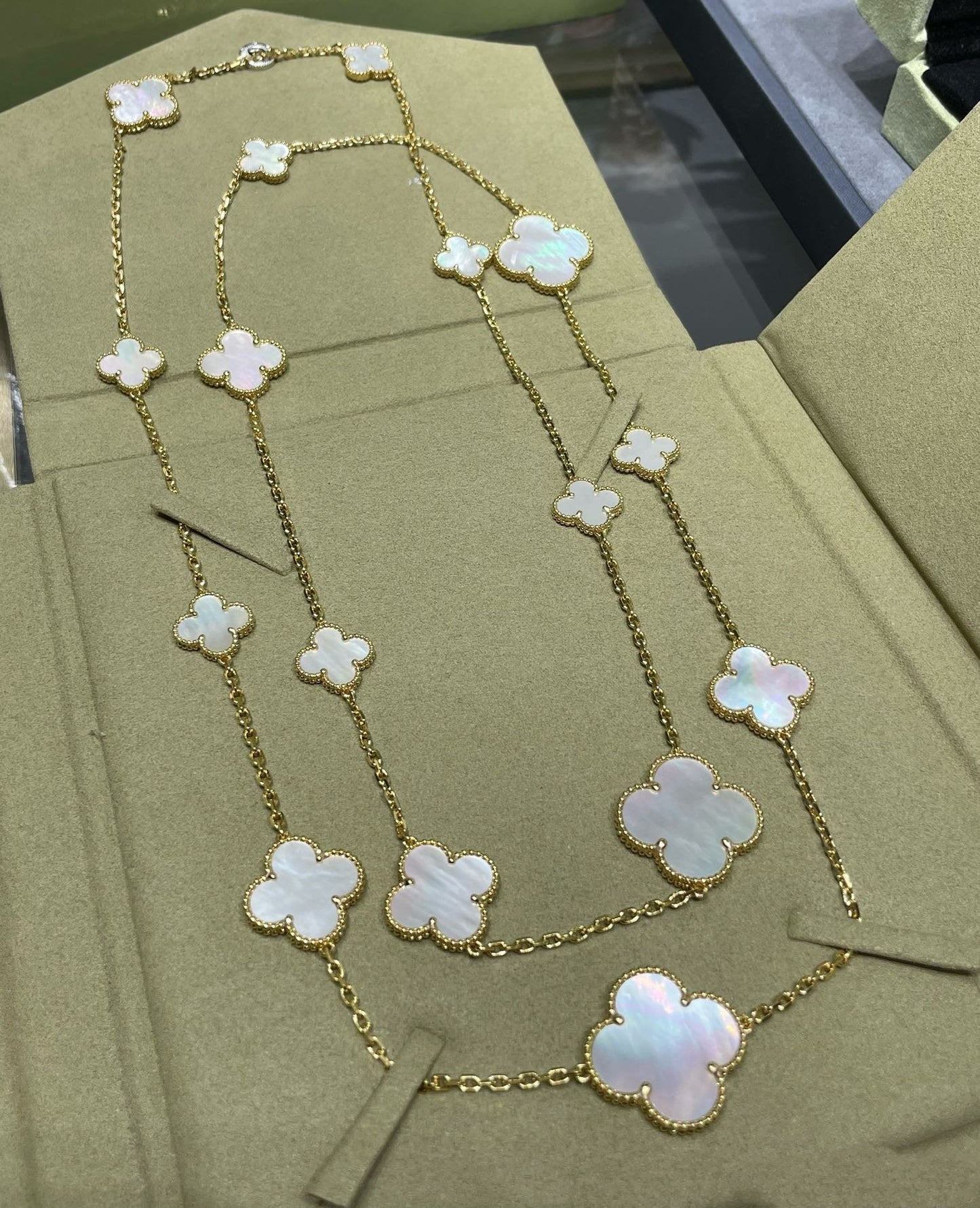 [Perla Lux]CLOVER 16 MOTIF WHITE MOP GOLD NECKLACE