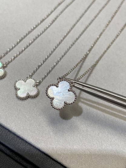 [Perla Lux]CLOVER MEDIUM SILVER WHITE MOP NECKLACE