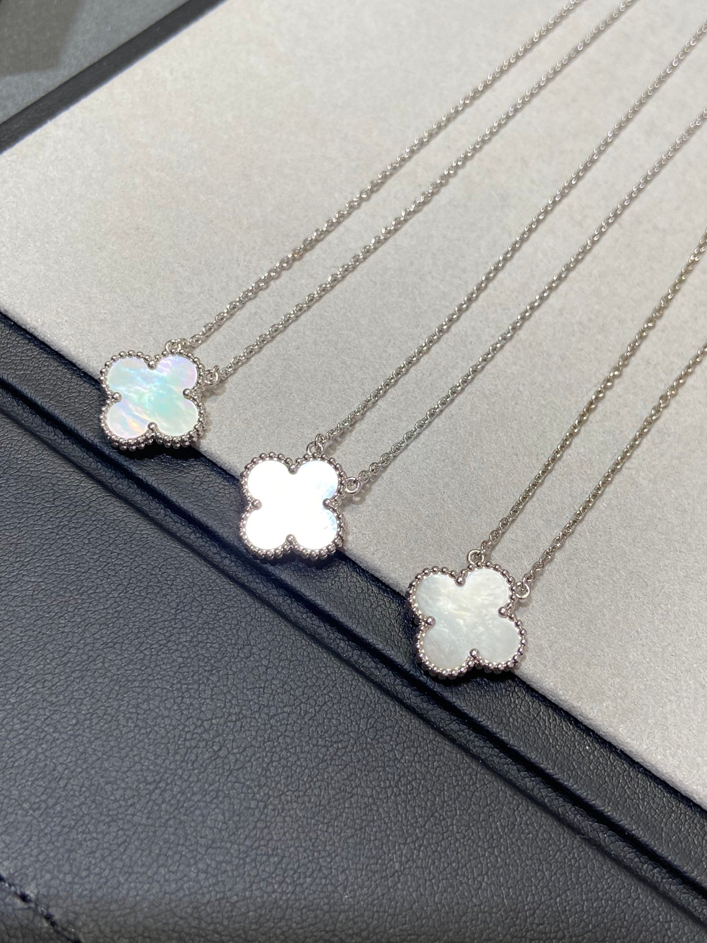 [Perla Lux]CLOVER MEDIUM SILVER WHITE MOP NECKLACE