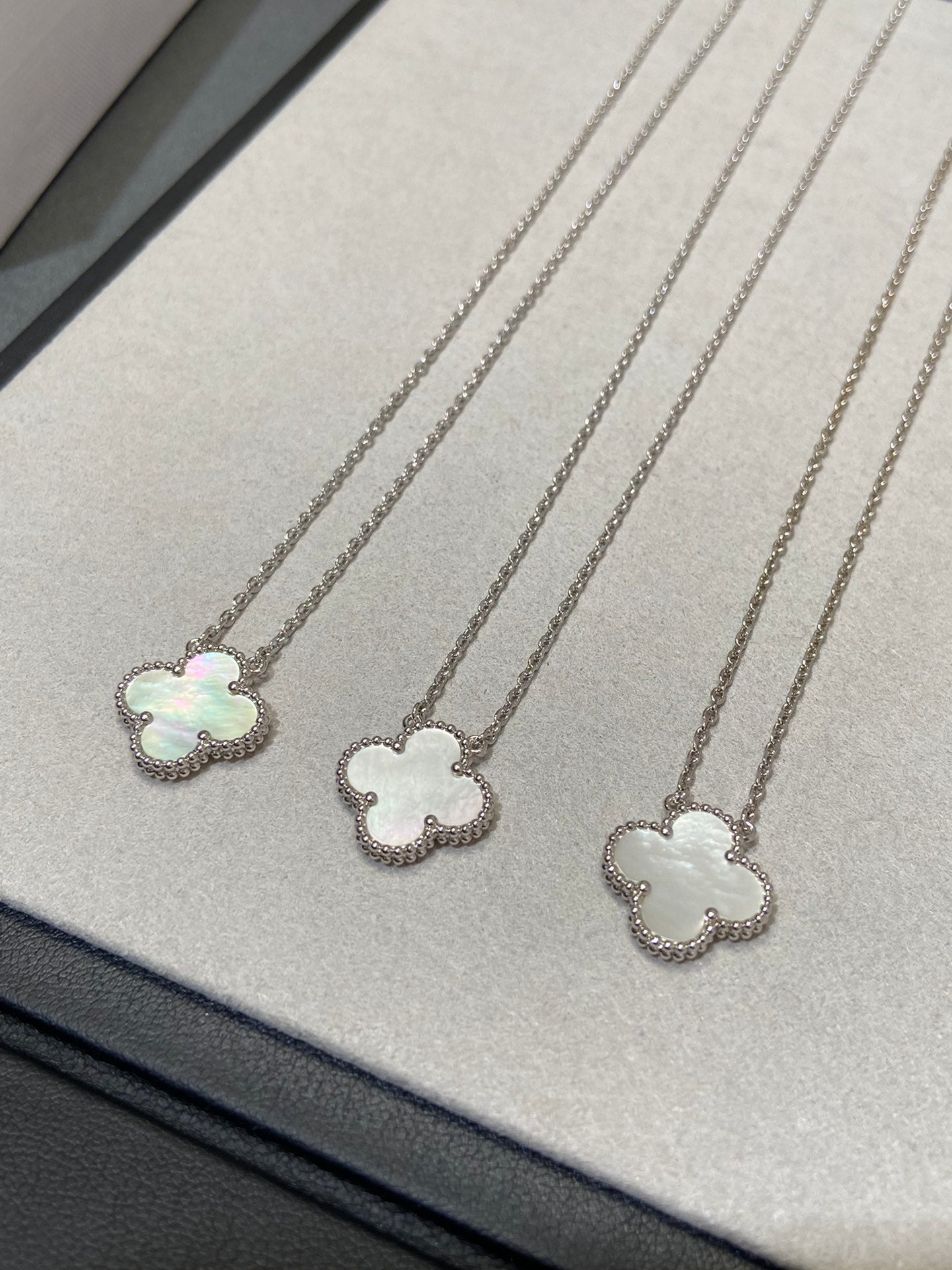 [Perla Lux]CLOVER MEDIUM SILVER WHITE MOP NECKLACE