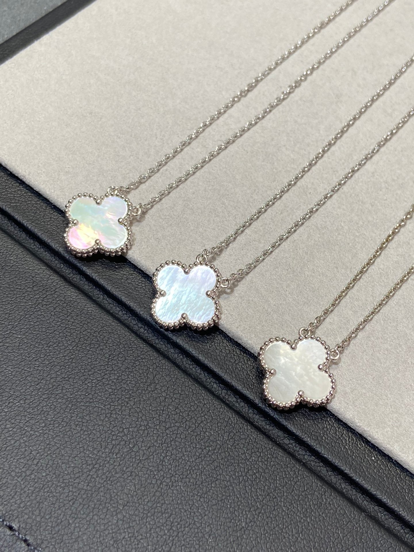 [Perla Lux]CLOVER MEDIUM SILVER WHITE MOP NECKLACE