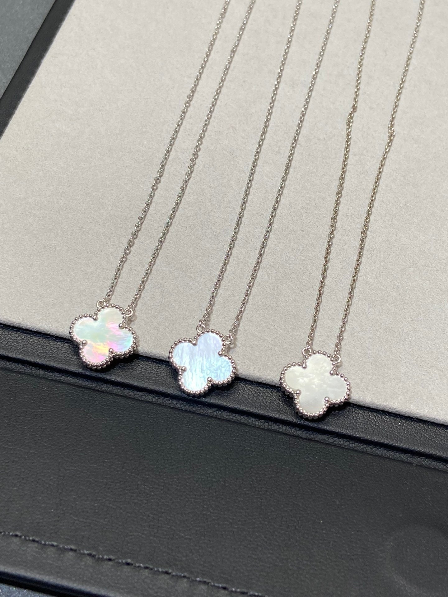 [Perla Lux]CLOVER MEDIUM SILVER WHITE MOP NECKLACE