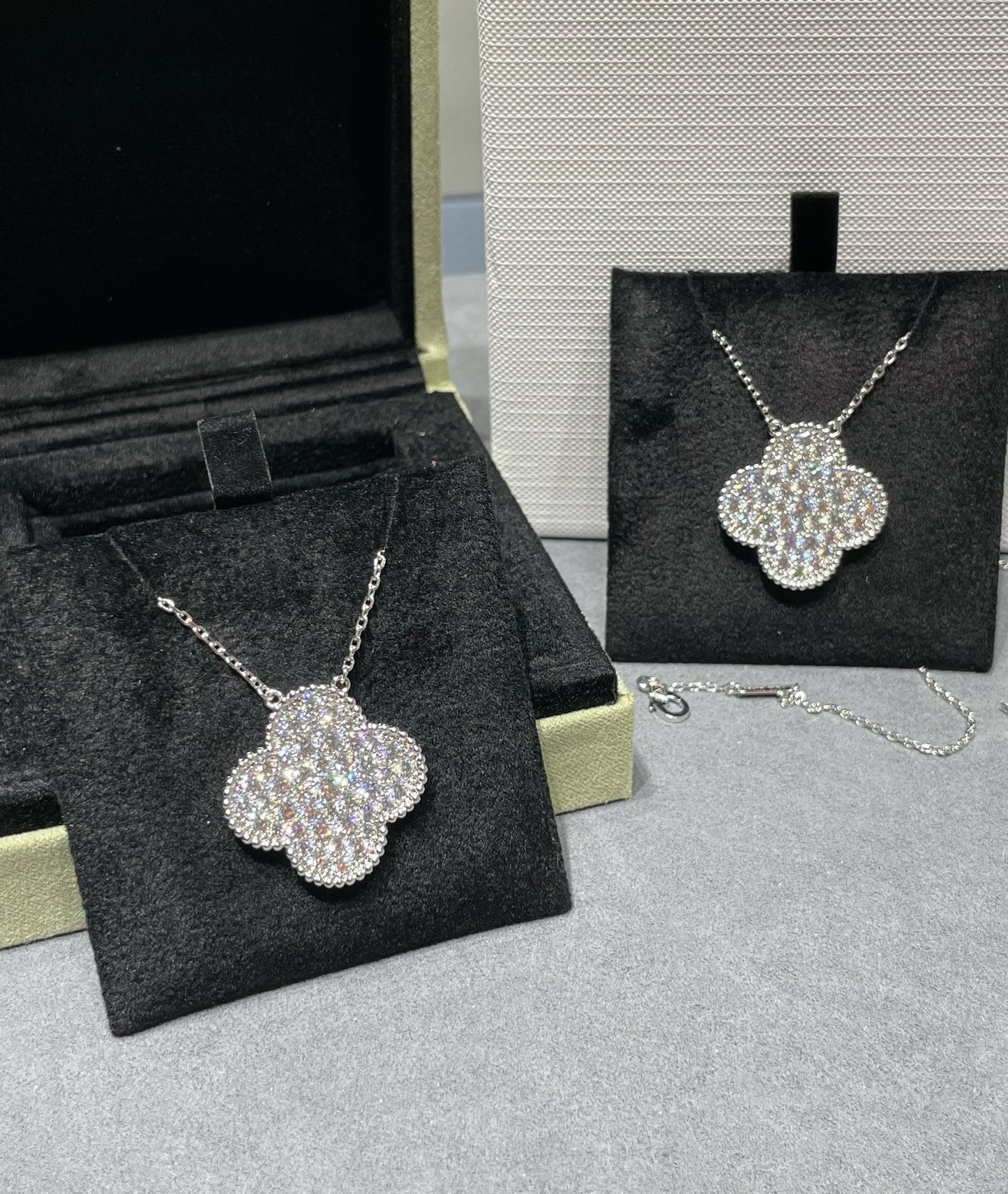 [Perla Lux]CLOVER 25MM LARGE PENDANT DIAMOND PAVED SILVER NECKLACE