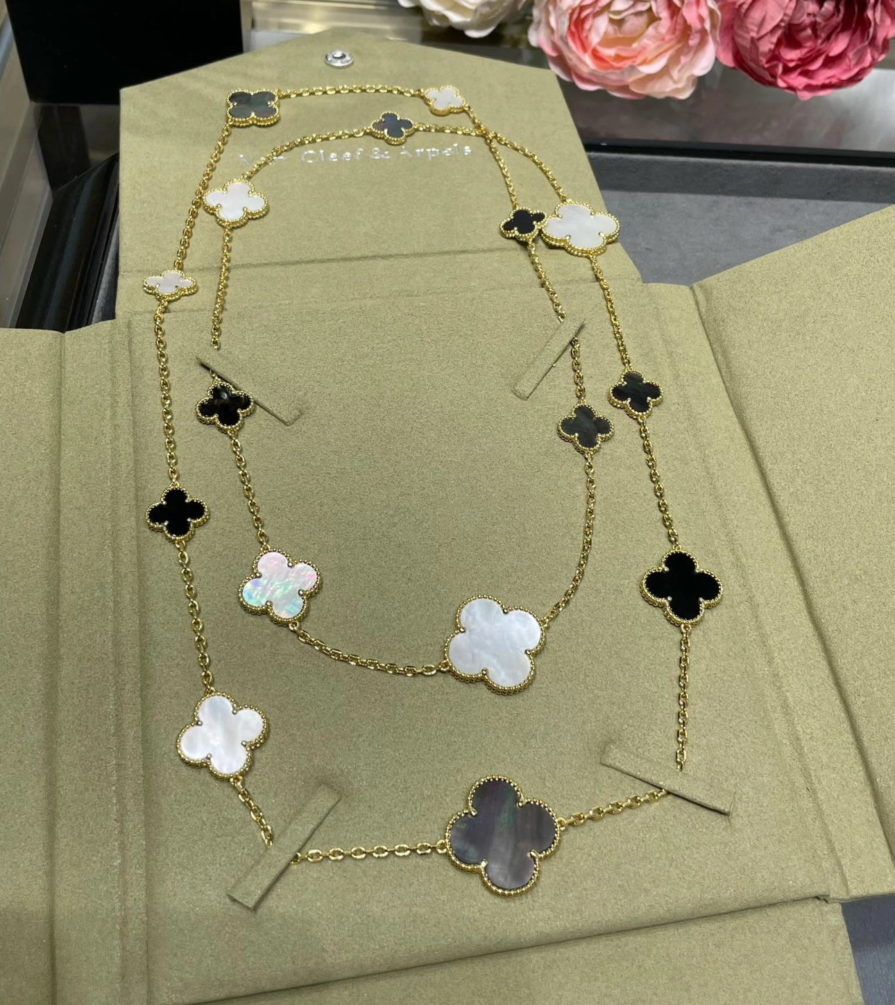 [Perla Lux]CLOVER 16 MOTIF WHITE NECKLACE