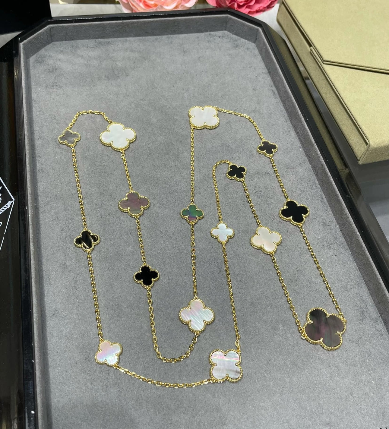 [Perla Lux]CLOVER 16 MOTIF WHITE NECKLACE