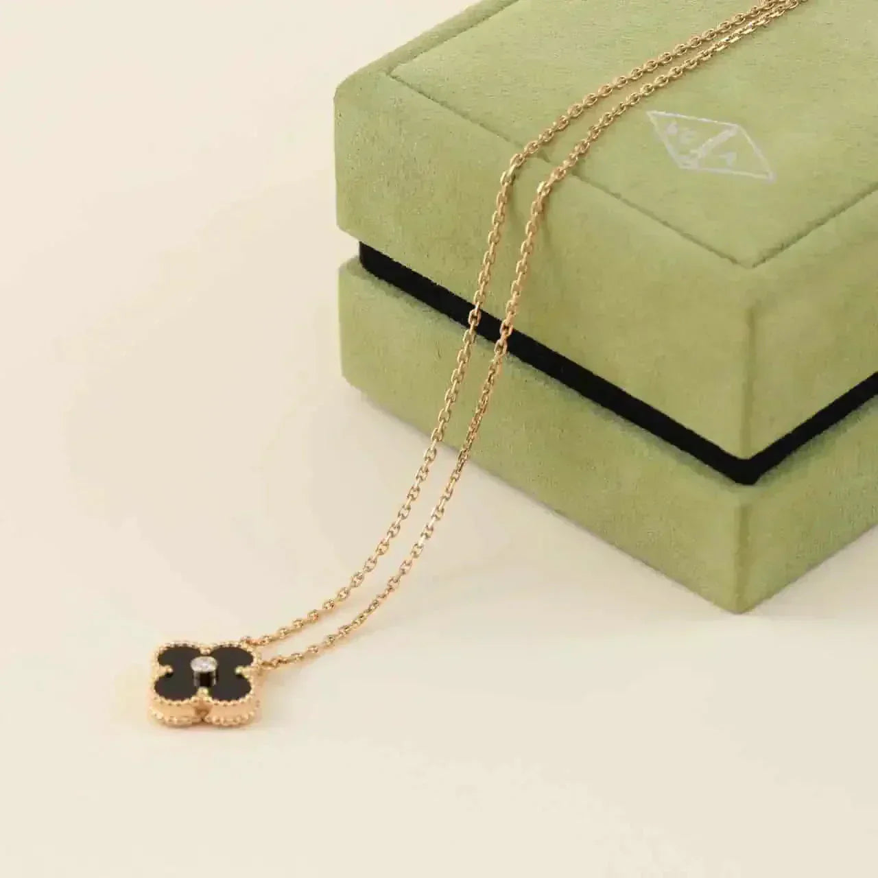 [Perla Lux]CLOVER 15MM DIAMOND ONYX NECKLACE