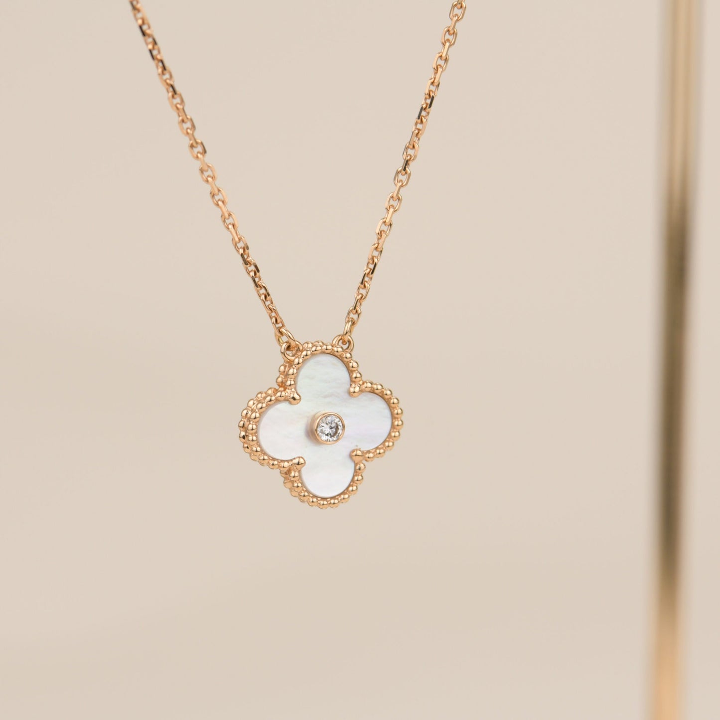 [Perla Lux]CLOVER 15MM DIAMOND WHITE FRITILLARIA NECKLACE