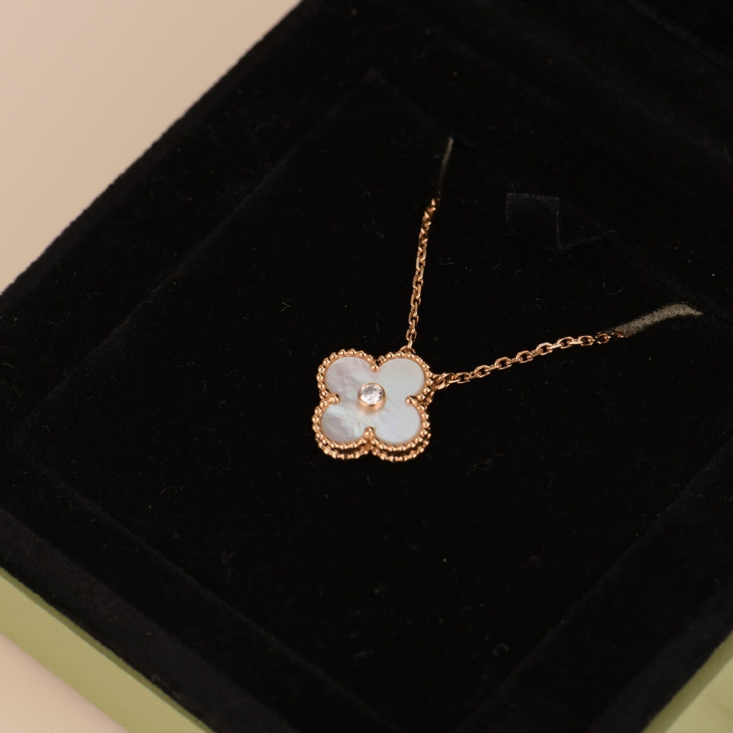 [Perla Lux]CLOVER 15MM DIAMOND WHITE FRITILLARIA NECKLACE