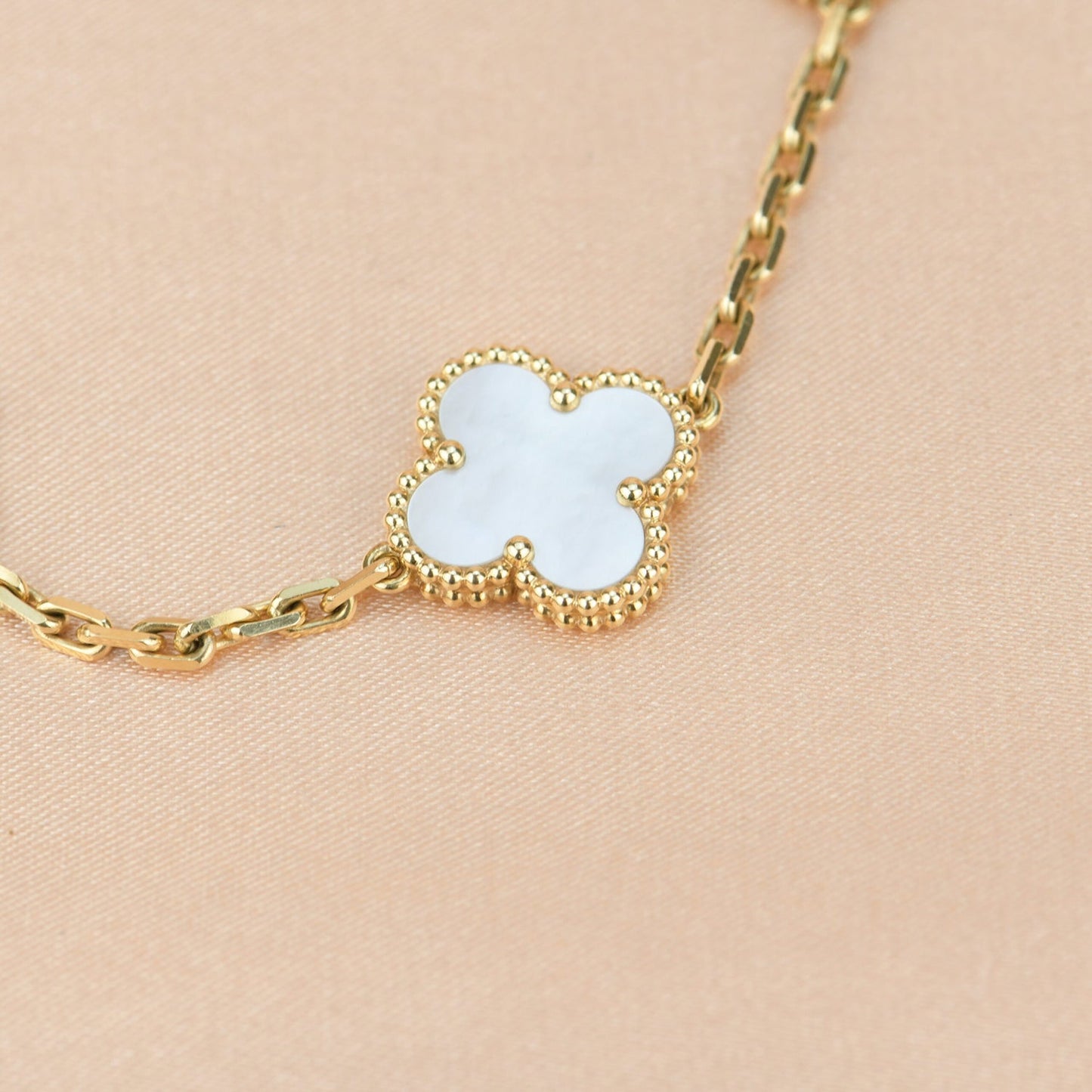 [Perla Lux]CLOVER  5 MOTIF WHITE MOP BRACELET