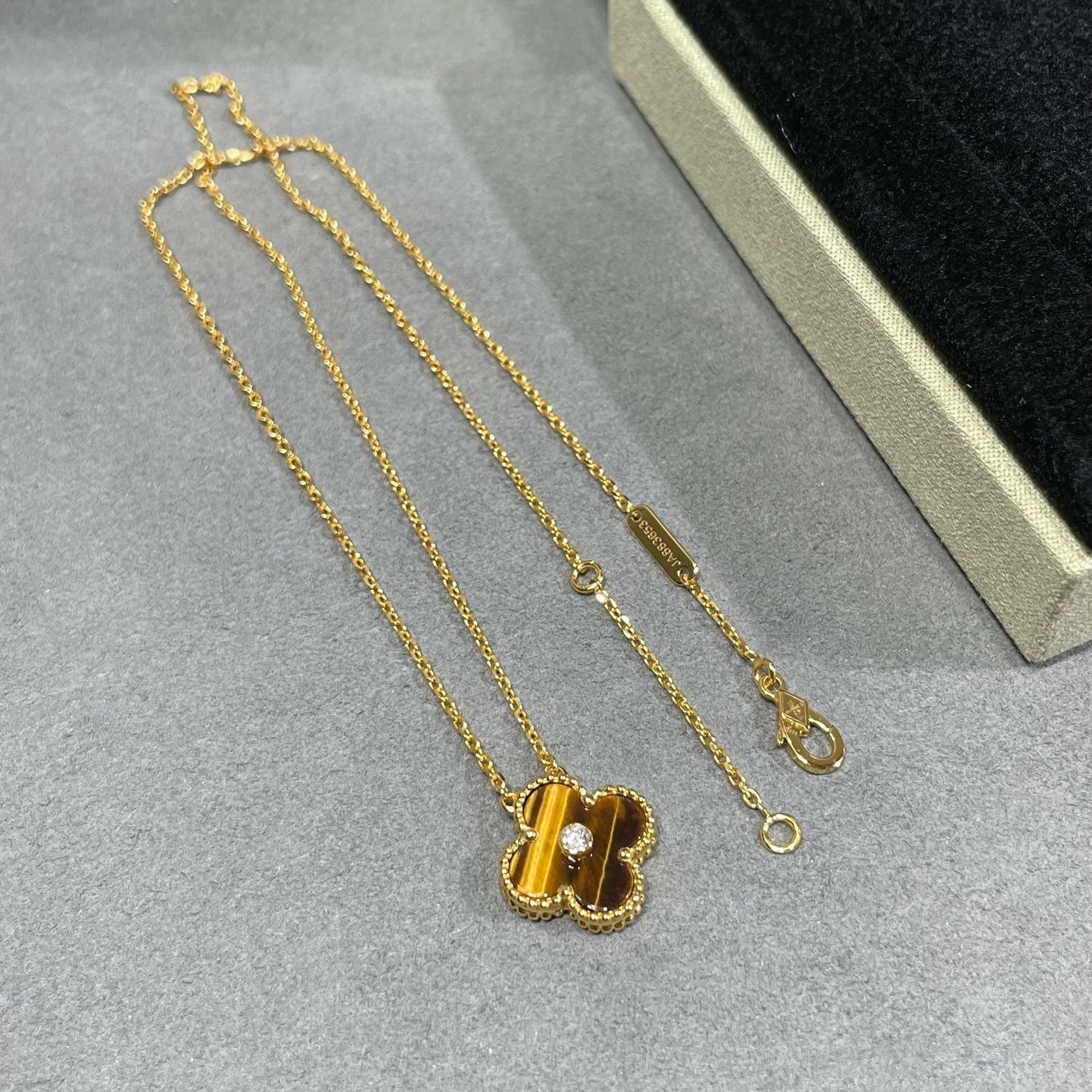 [Perla Lux]CLOVER 15MM DIAMOND AND YELLOW TIGER'S EYE AGATE necklace