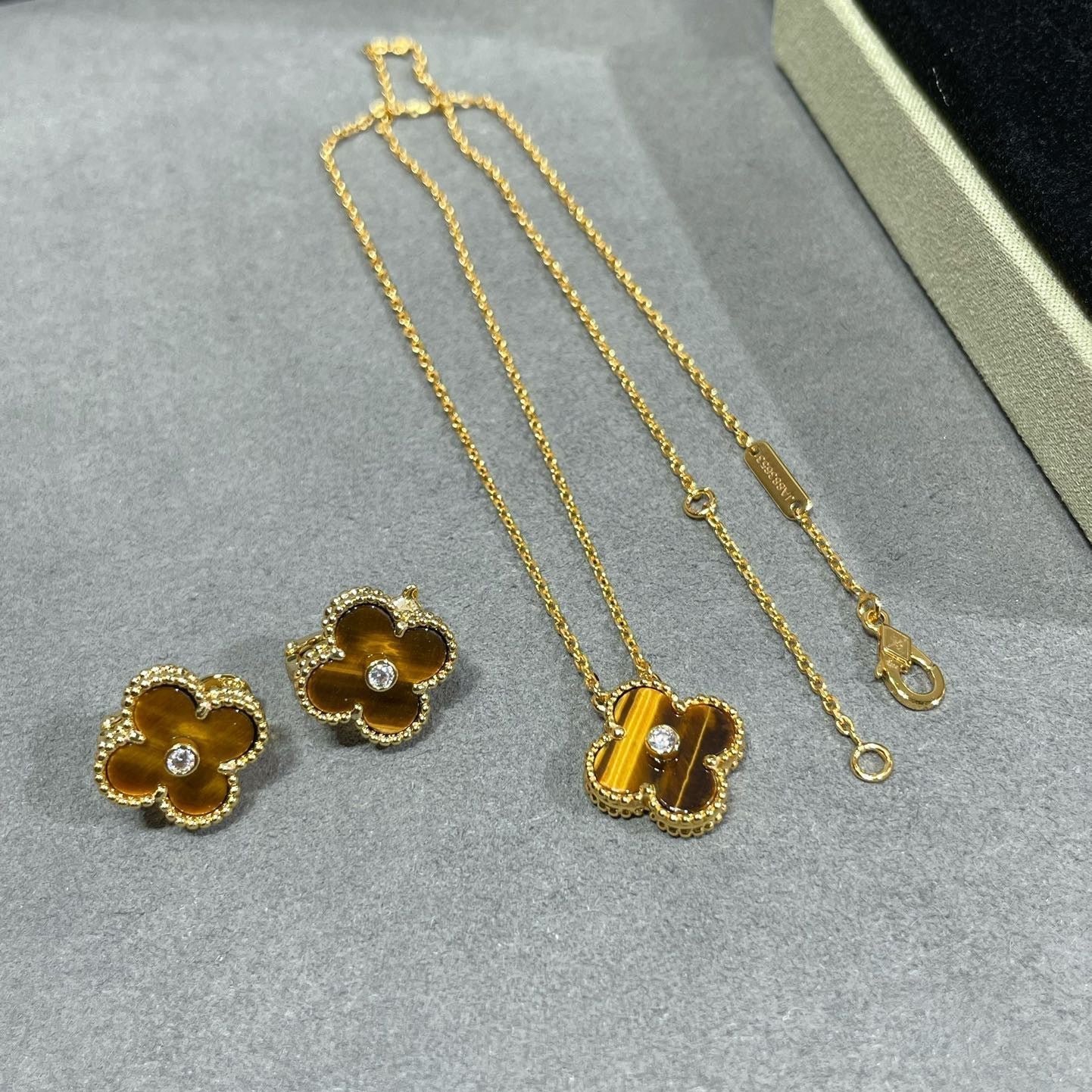 [Perla Lux]CLOVER 15MM DIAMOND AND YELLOW TIGER'S EYE AGATE necklace