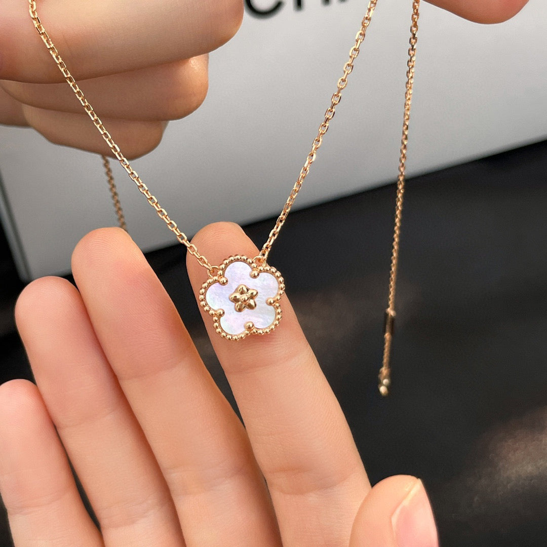 [Perla Lux]LUCKY  WHITE MOP  PLUM BLOSSOM NECKLACE