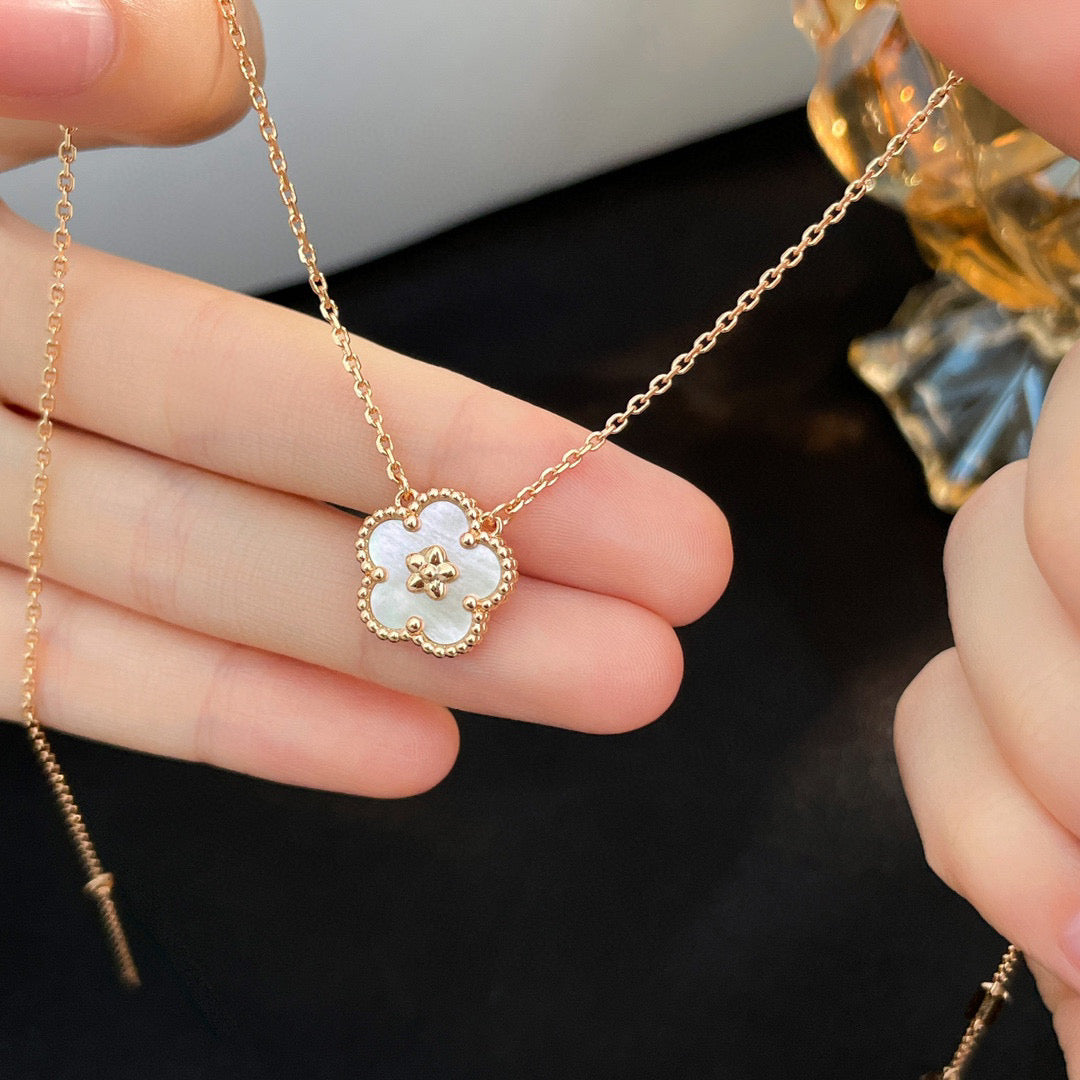 [Perla Lux]LUCKY  WHITE MOP  PLUM BLOSSOM NECKLACE