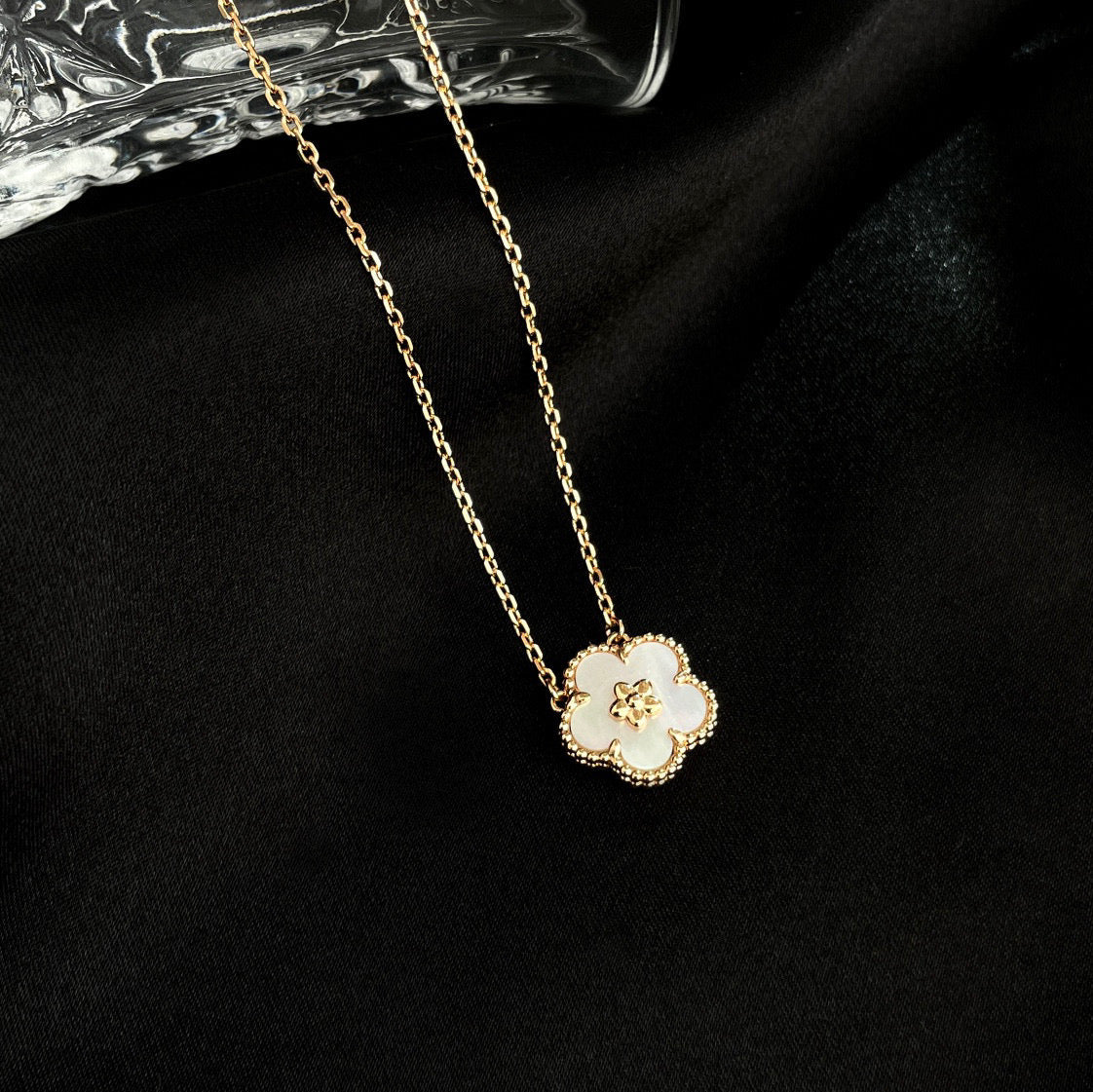 [Perla Lux]LUCKY  WHITE MOP  PLUM BLOSSOM NECKLACE