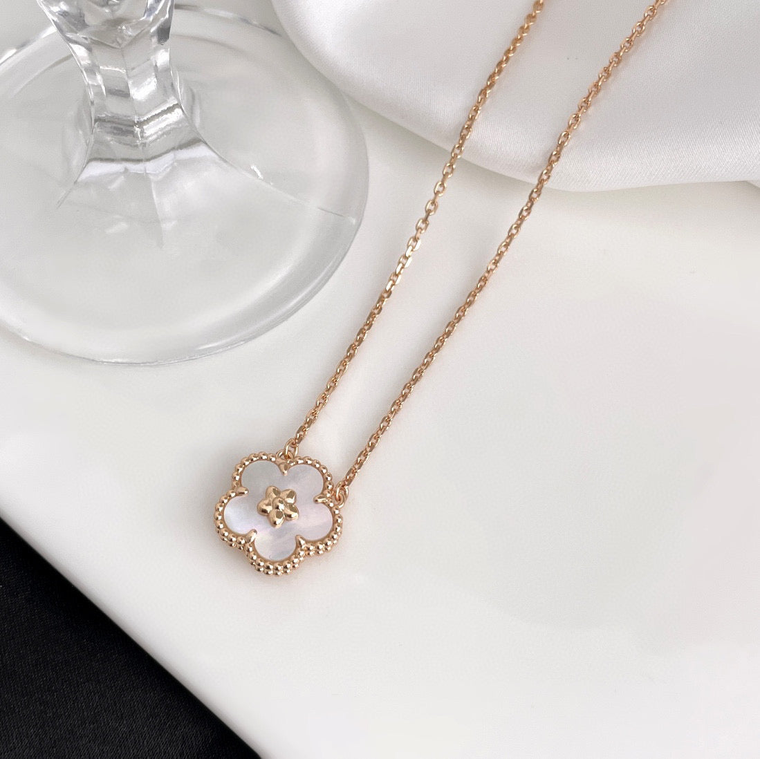 [Perla Lux]LUCKY  WHITE MOP  PLUM BLOSSOM NECKLACE