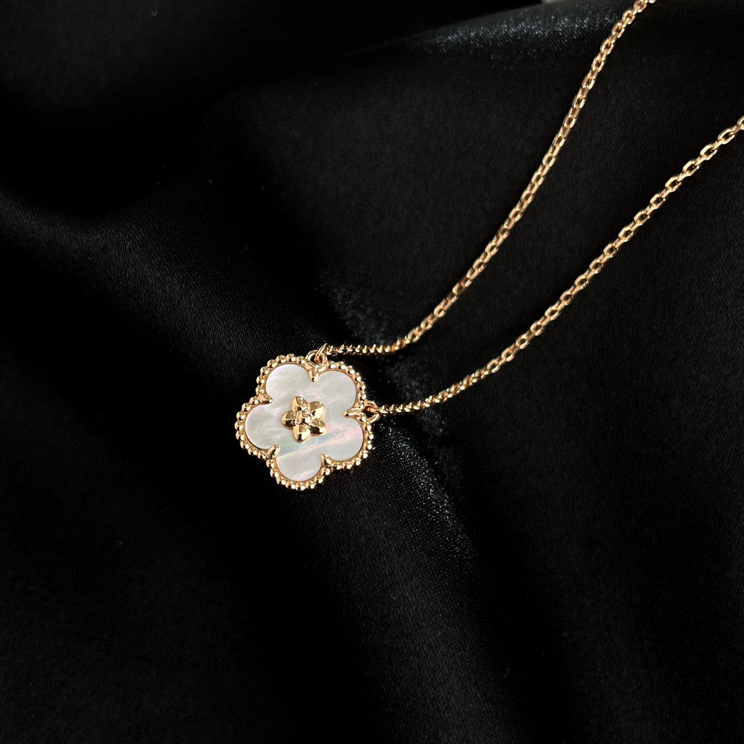 [Perla Lux]LUCKY  WHITE MOP  PLUM BLOSSOM NECKLACE