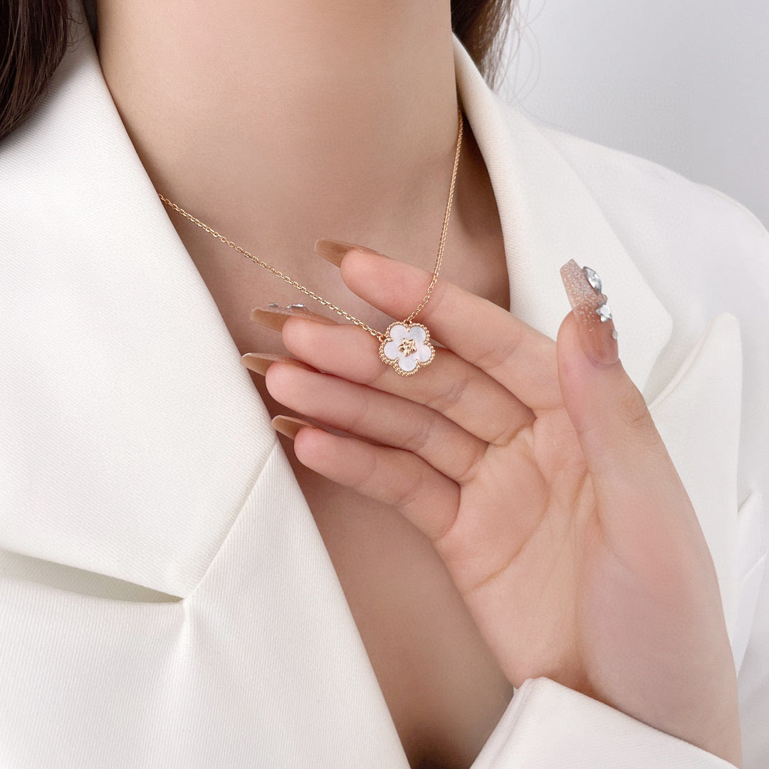 [Perla Lux]LUCKY  WHITE MOP  PLUM BLOSSOM NECKLACE