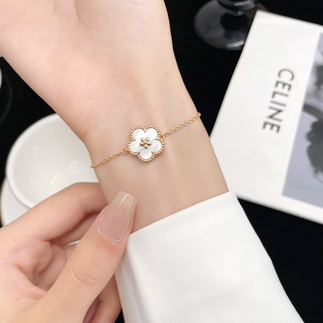 [Perla Lux]LUCKY WHITE MOP PLUM BLOSSOM  BRACELET