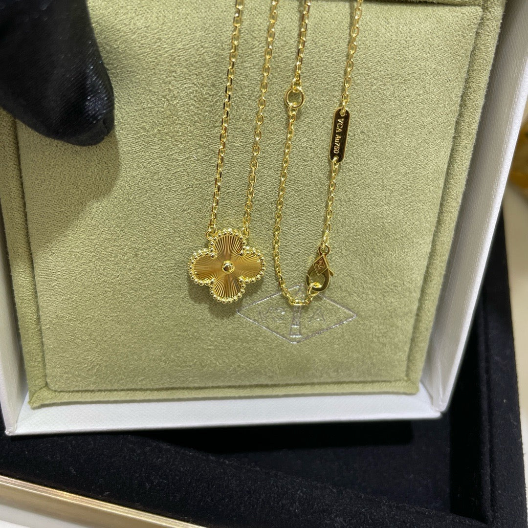 [Perla Lux]CLOVER 15MM LASER NECKLACE