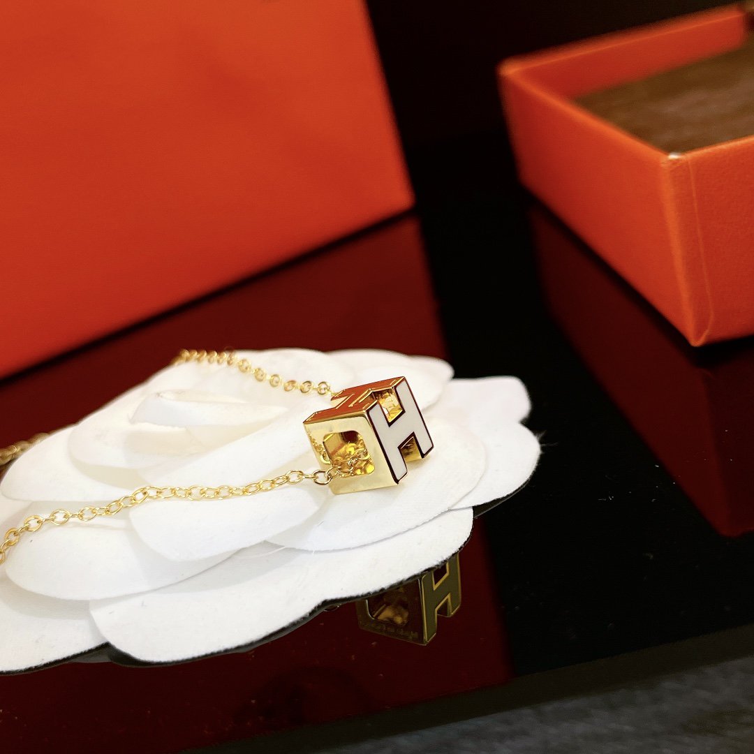 [Perla Lux]H WHITE SQUARE GOLD NECKLACE