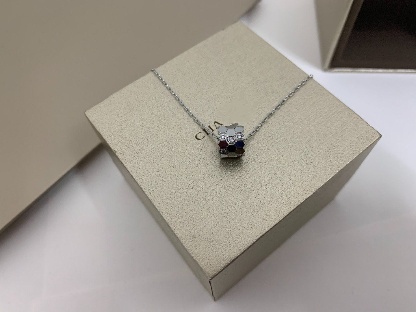 [Perla Lux]BEE LOVE DIAMOND NECKLACE