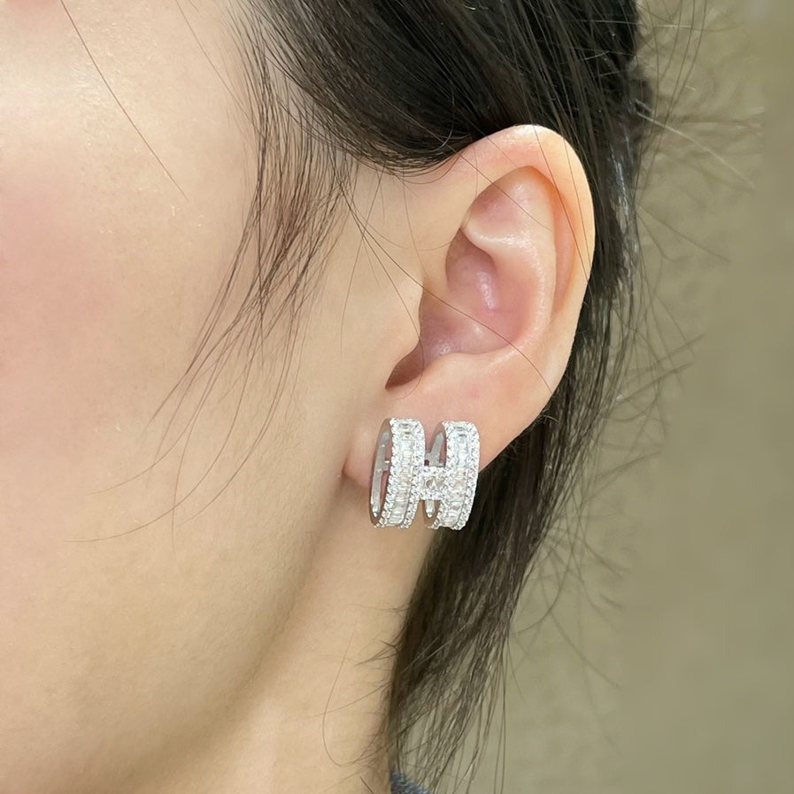 [Perla Lux]H STUD EARRINGS WITH SILVER DIAMONDS