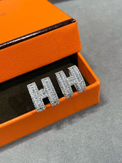 [Perla Lux]H STUD EARRINGS WITH SILVER DIAMONDS