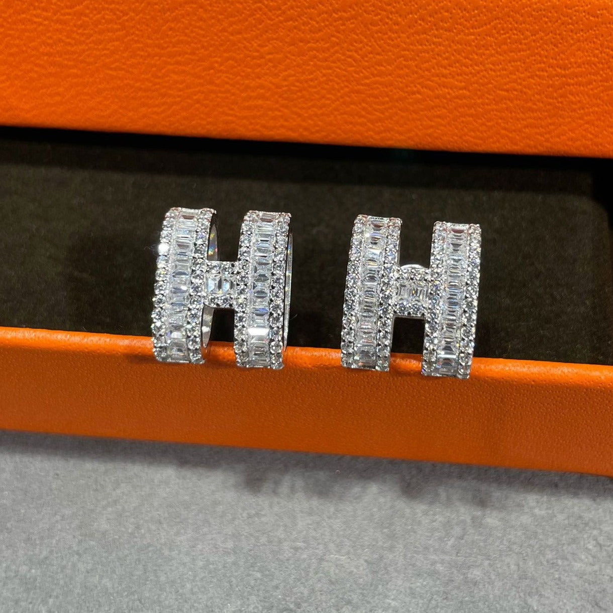 [Perla Lux]H STUD EARRINGS WITH SILVER DIAMONDS