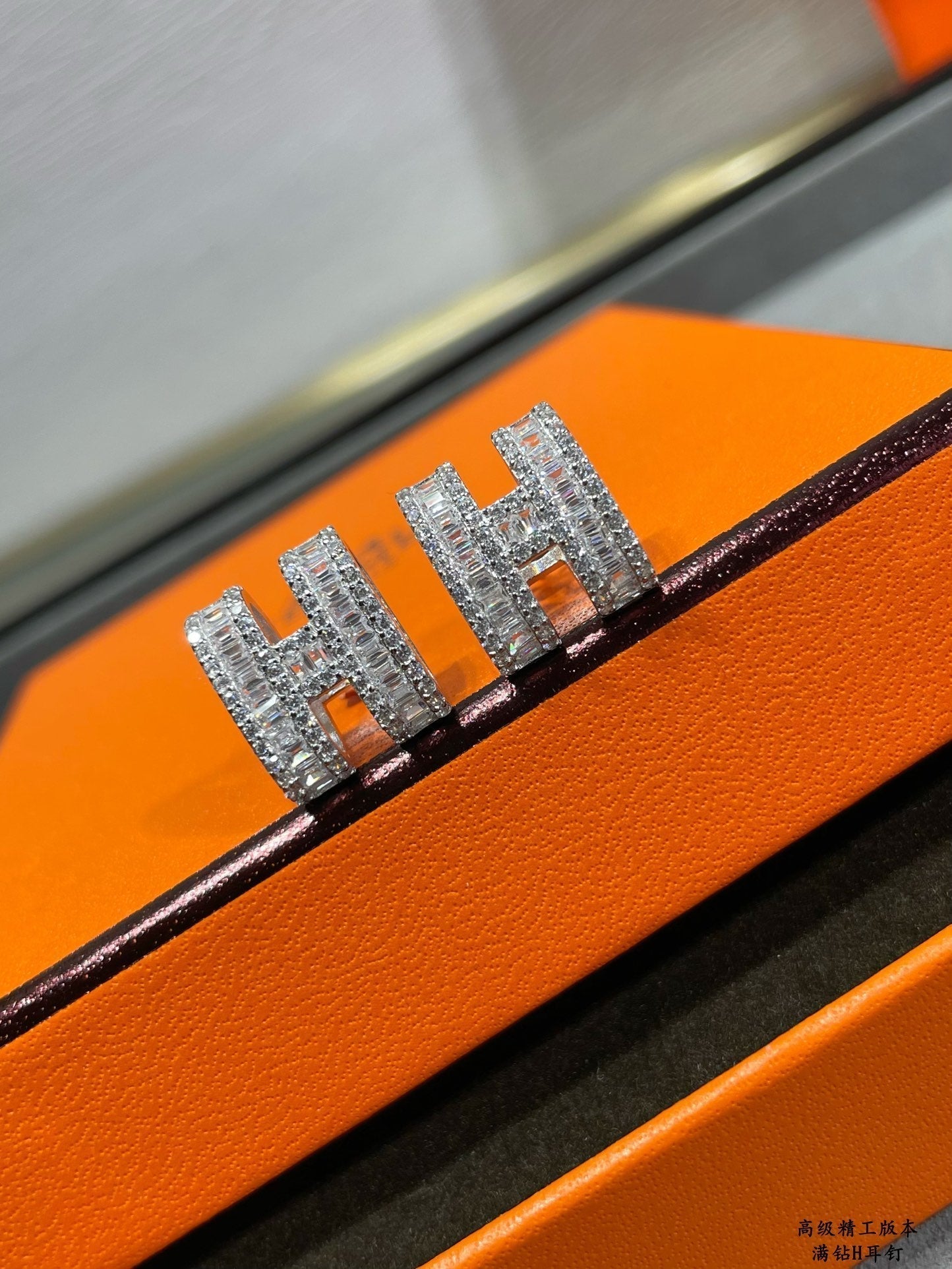 [Perla Lux]H STUD EARRINGS WITH SILVER DIAMONDS