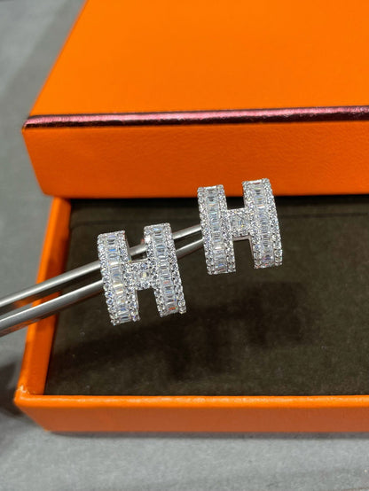 [Perla Lux]H STUD EARRINGS WITH SILVER DIAMONDS