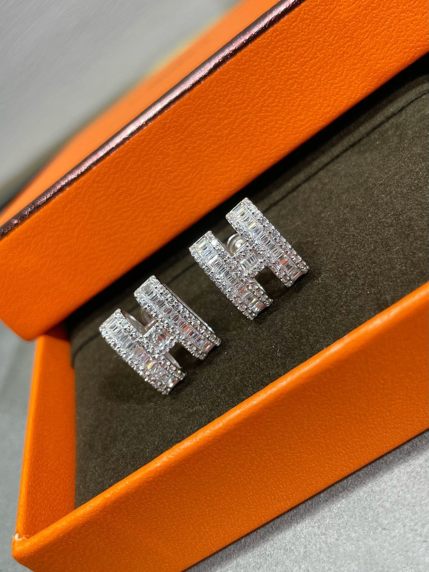 [Perla Lux]H STUD EARRINGS WITH SILVER DIAMONDS