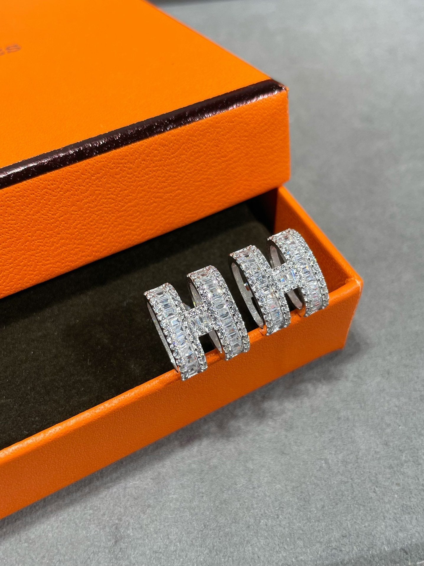 [Perla Lux]H STUD EARRINGS WITH SILVER DIAMONDS