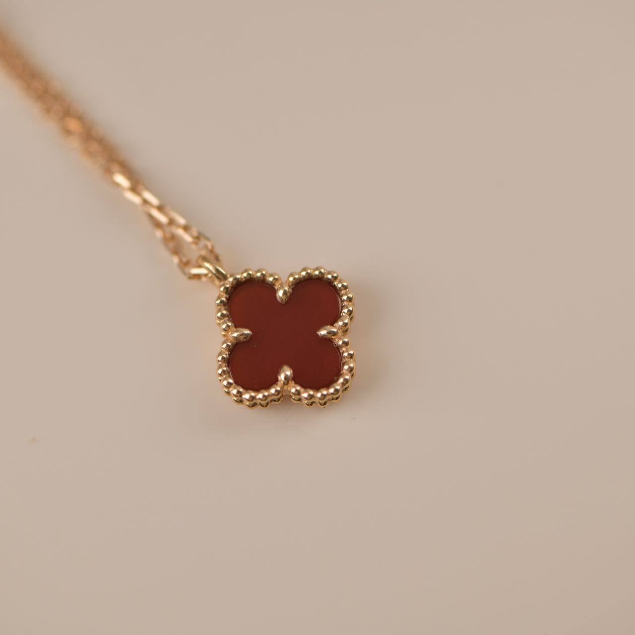 [Perla Lux]CLOVER MINI 9.5MM WHITE CARNELIANS NECKLACE