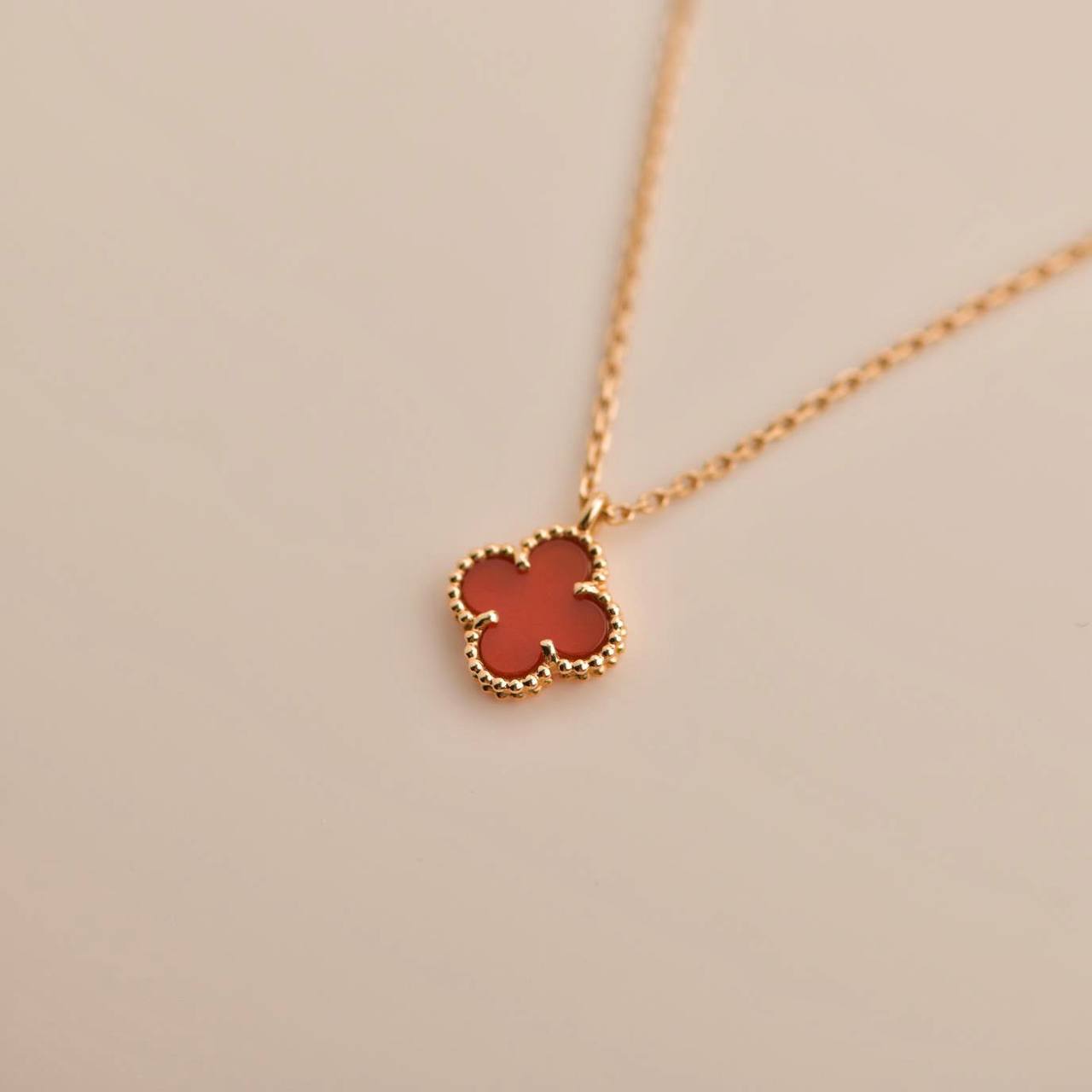 [Perla Lux]CLOVER MINI 9.5MM WHITE CARNELIANS NECKLACE