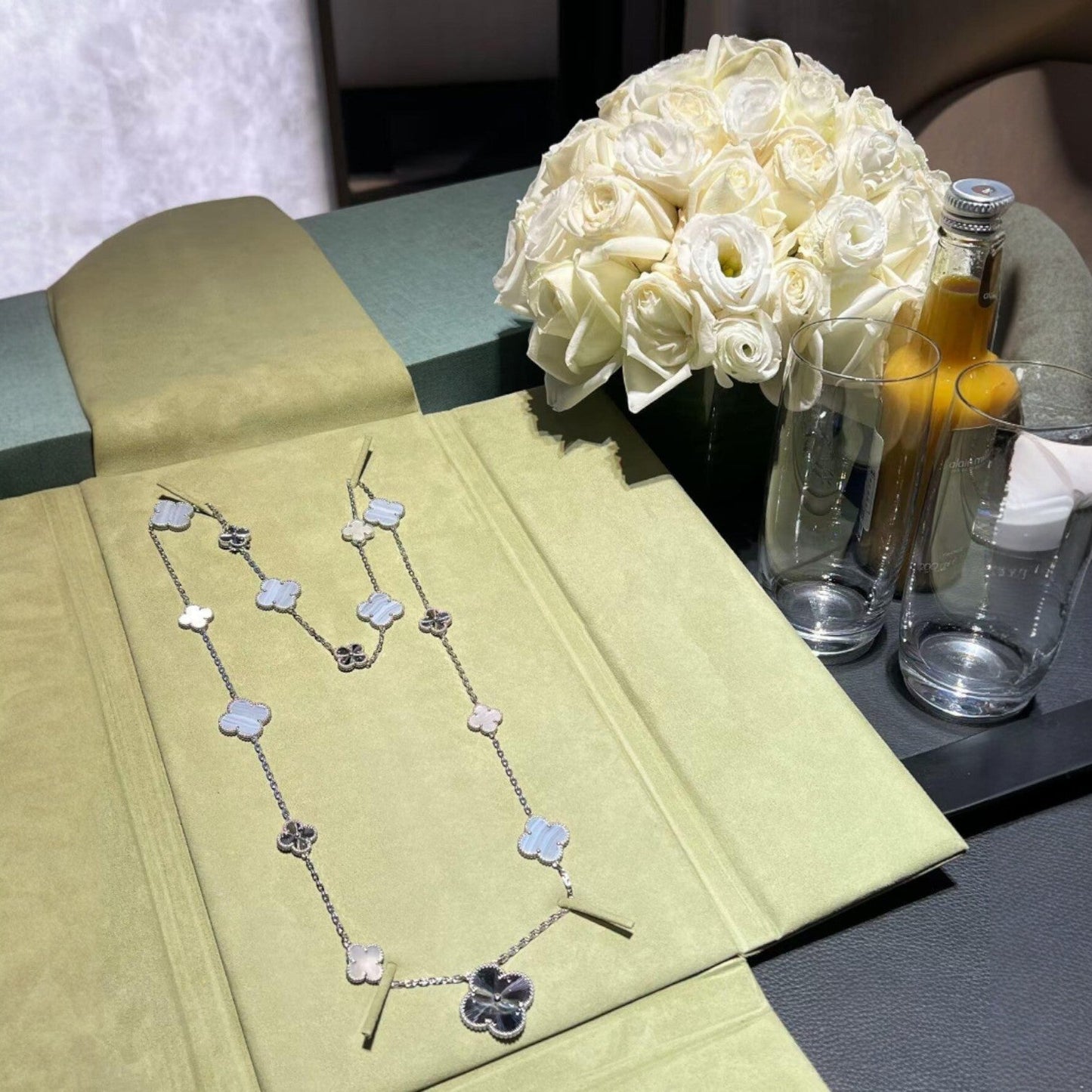 [Perla Lux]DETACHABLE CLOVER 15(11+4) FLOWER SILVER NECKLACE SET