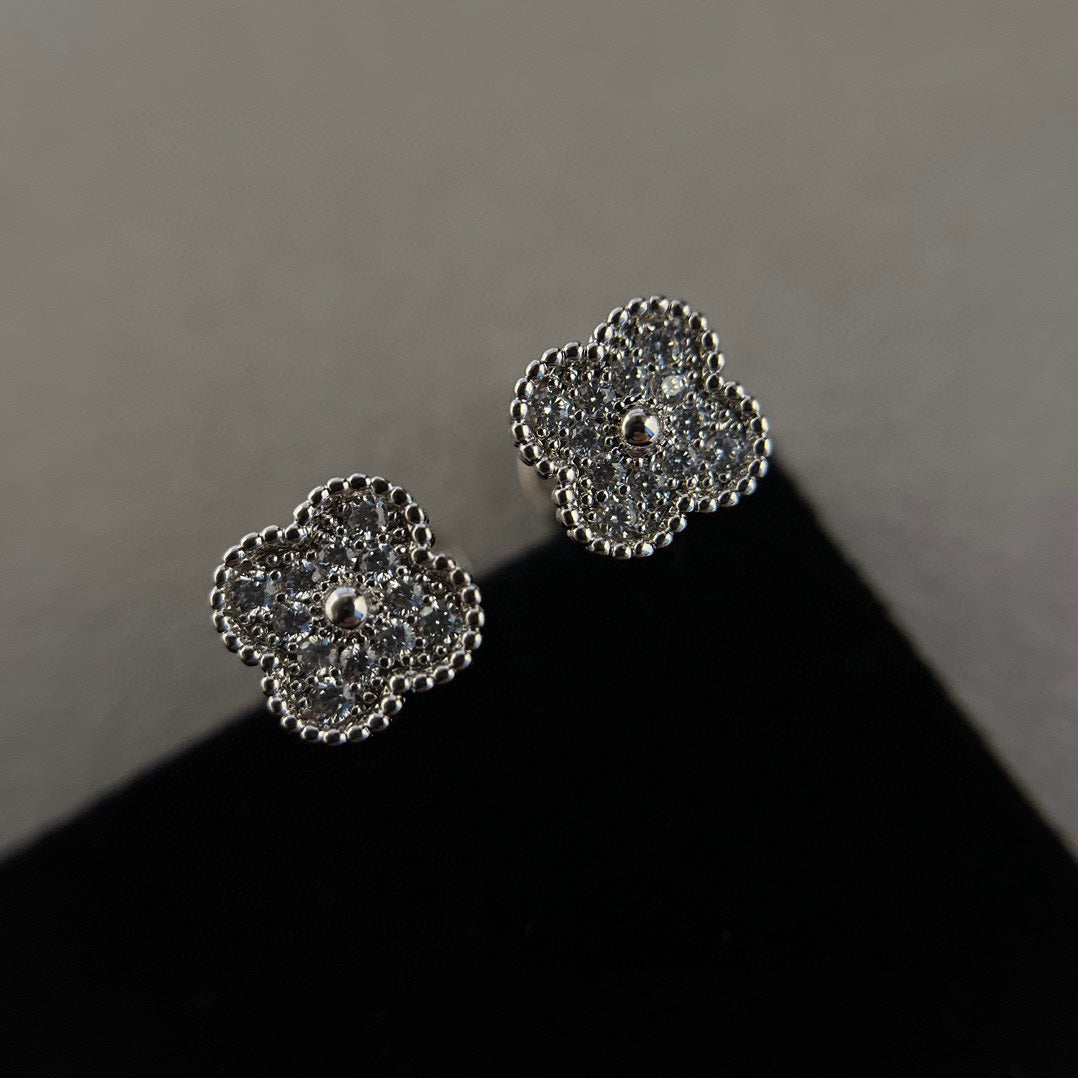 [Perla Lux]CLOVER MINI DIAMOND STUD EARRINGS