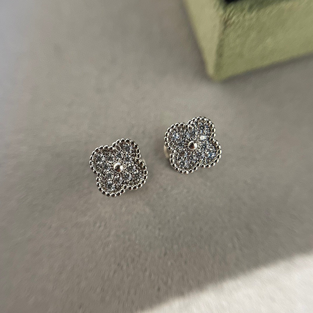 [Perla Lux]CLOVER MINI DIAMOND STUD EARRINGS